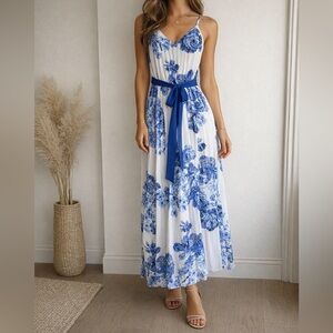 B. Darlin Blue & White Floral Maxi Dress Size 3/4 🌸